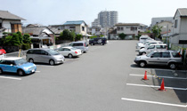 写真：広々とした駐車場